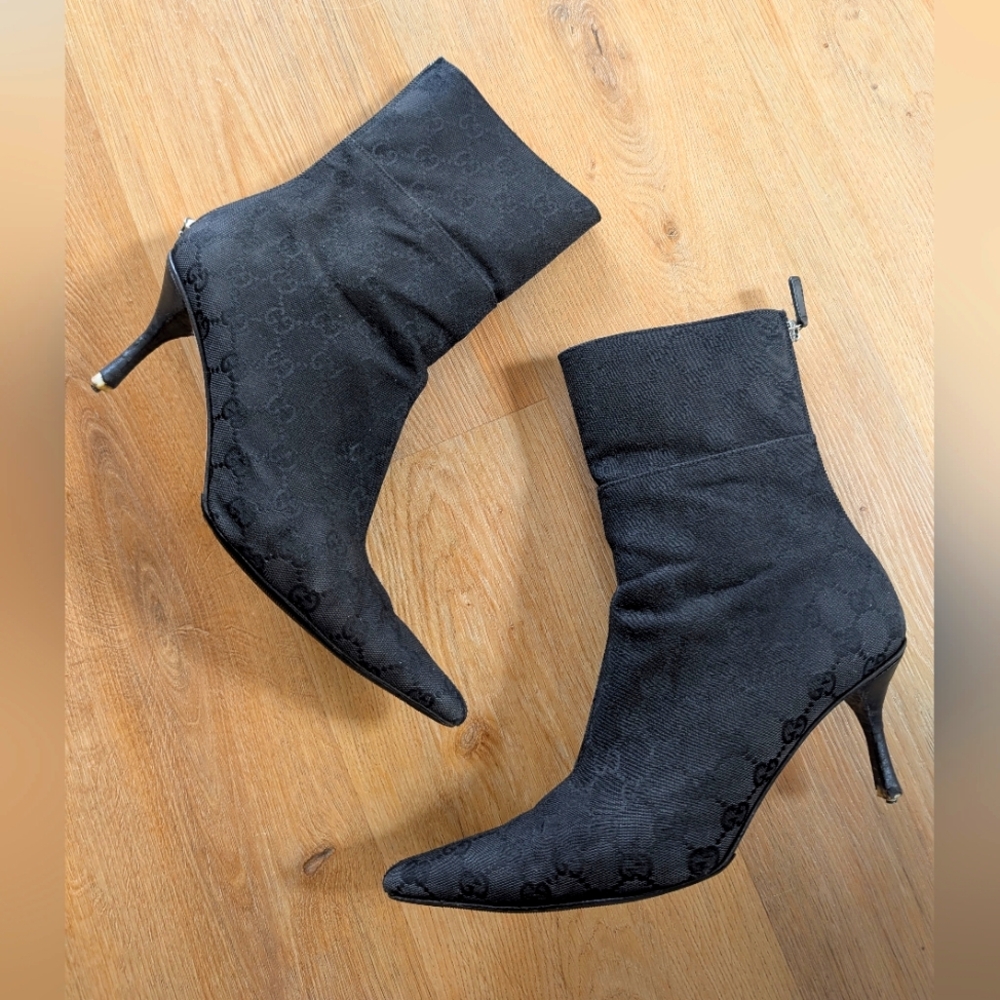 🖤 - Authentic black Gucci Kitten Heel GG Booties!